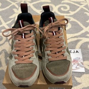 Veja Venturi Suede Sneaker